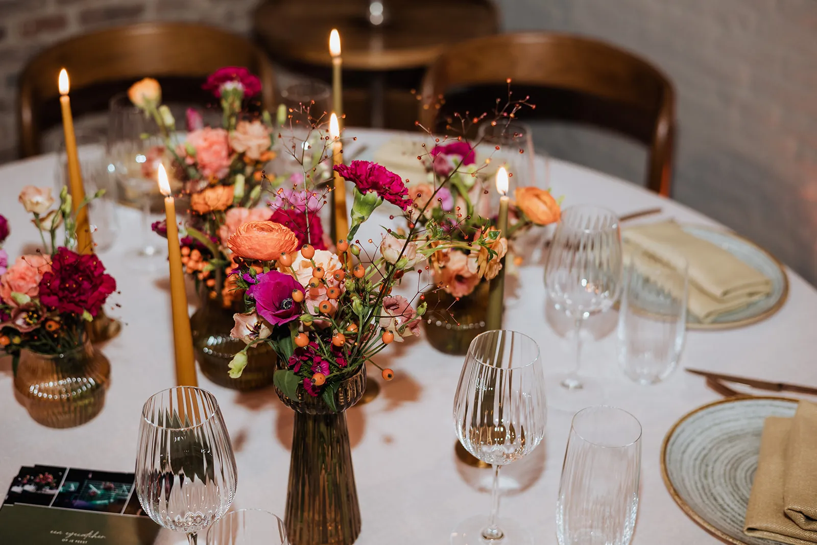 Gedekte tafel met bloemen en kaarslicht bij een diner door HEAT op Speghelhof