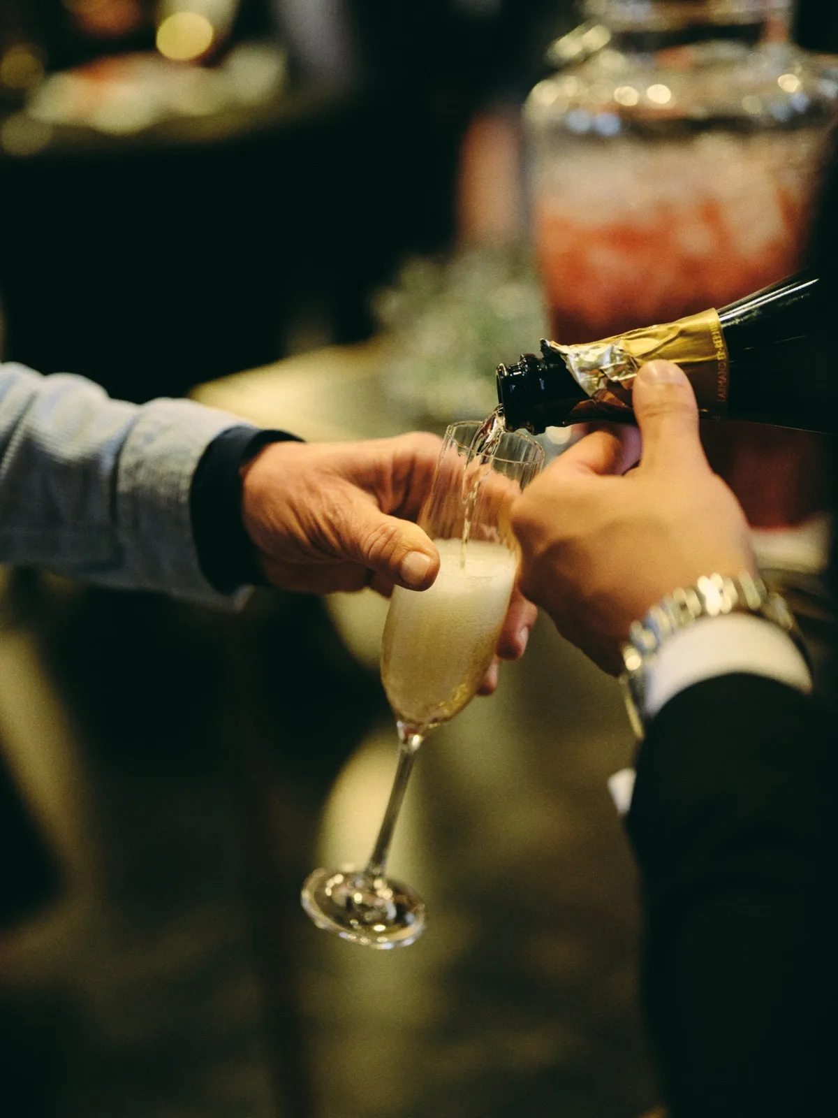 Glas champagne wordt ingeschonken tijdens het aperitief, verzorgd door HEAT