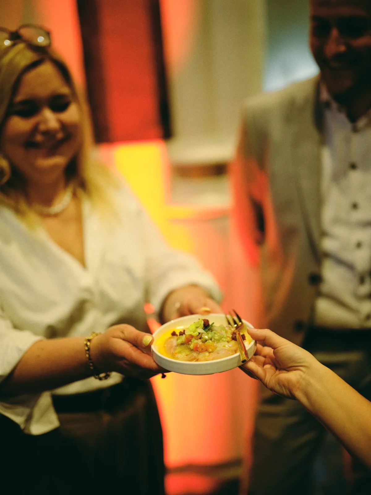 Fris voorgerechtje wordt aan gasten geserveerd, catering door HEAT