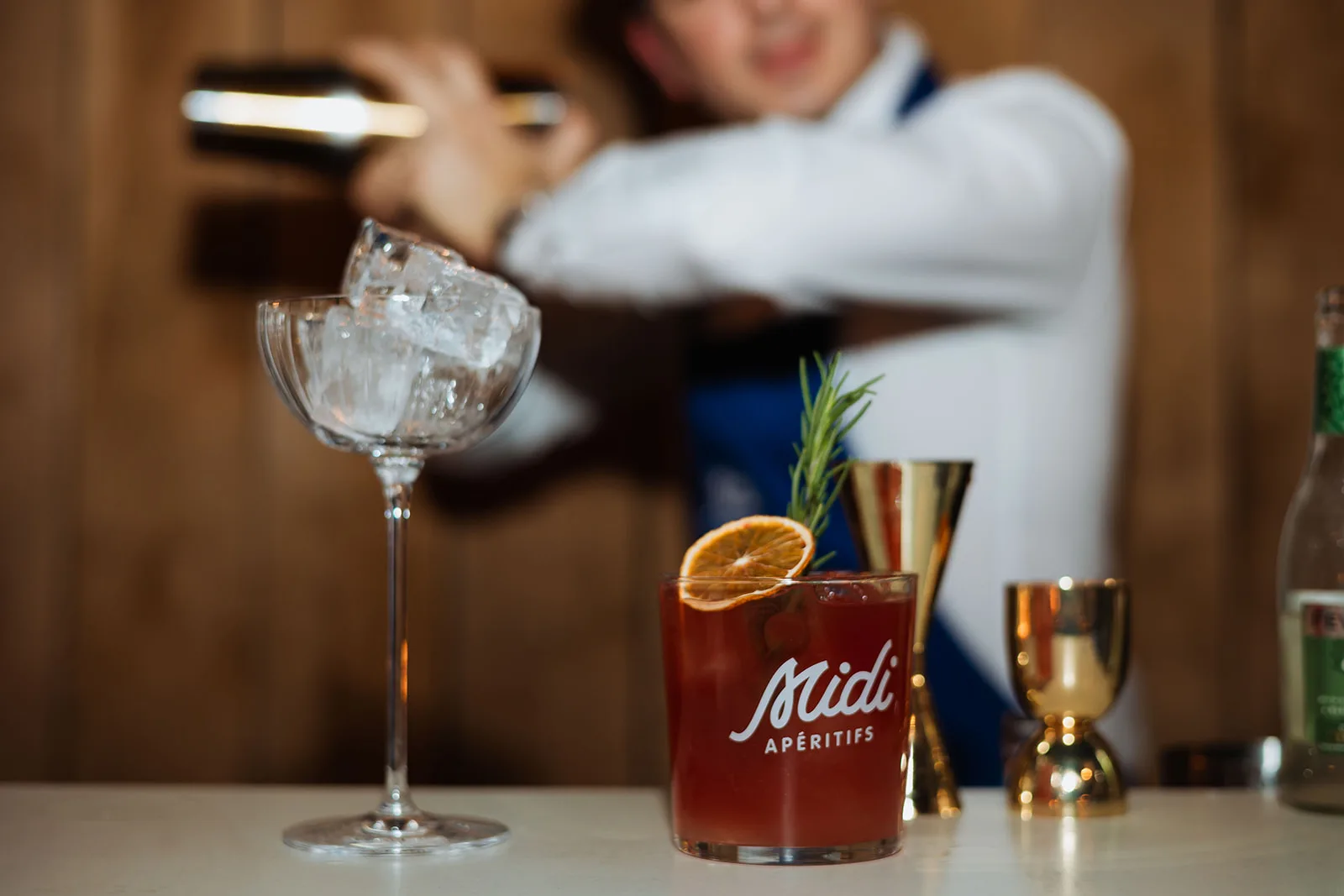 Barman schenkt een aperitiefcocktail in aan de bar op Speghelhof