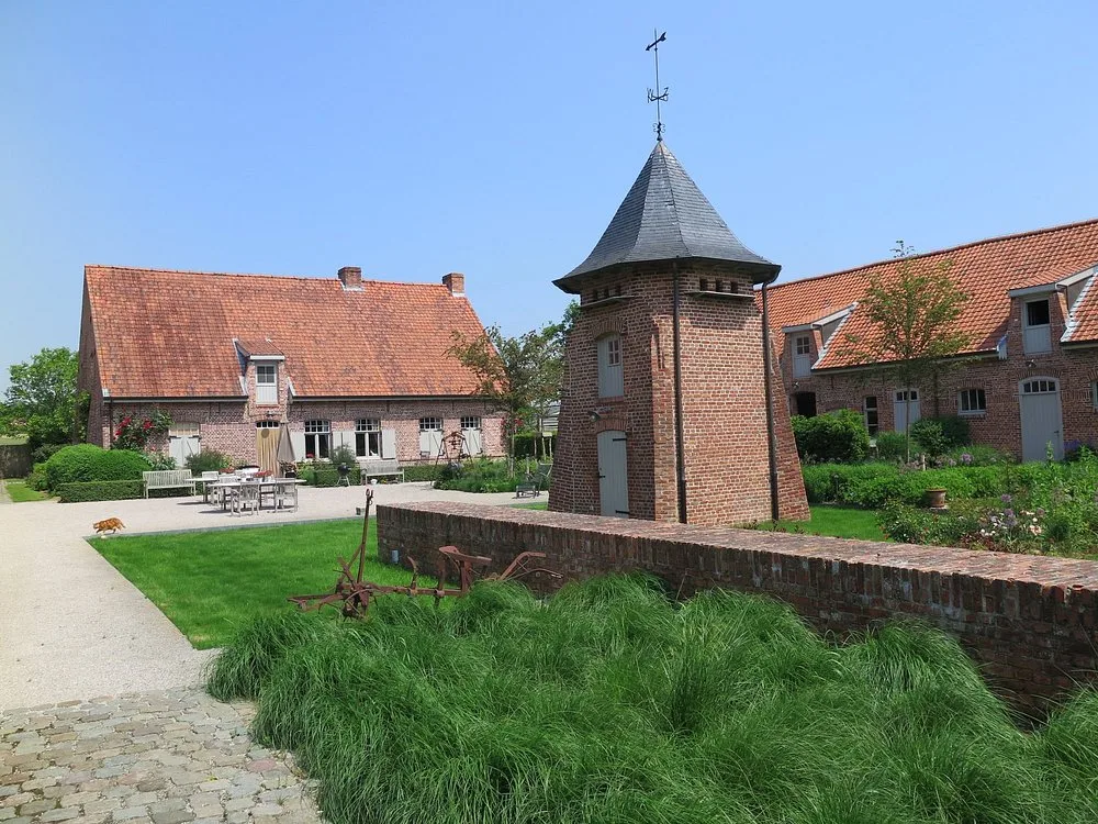 Gekasseide binnenkoer met de historische duiventil centraal tussen de hoevegebouwen van Speghelhof