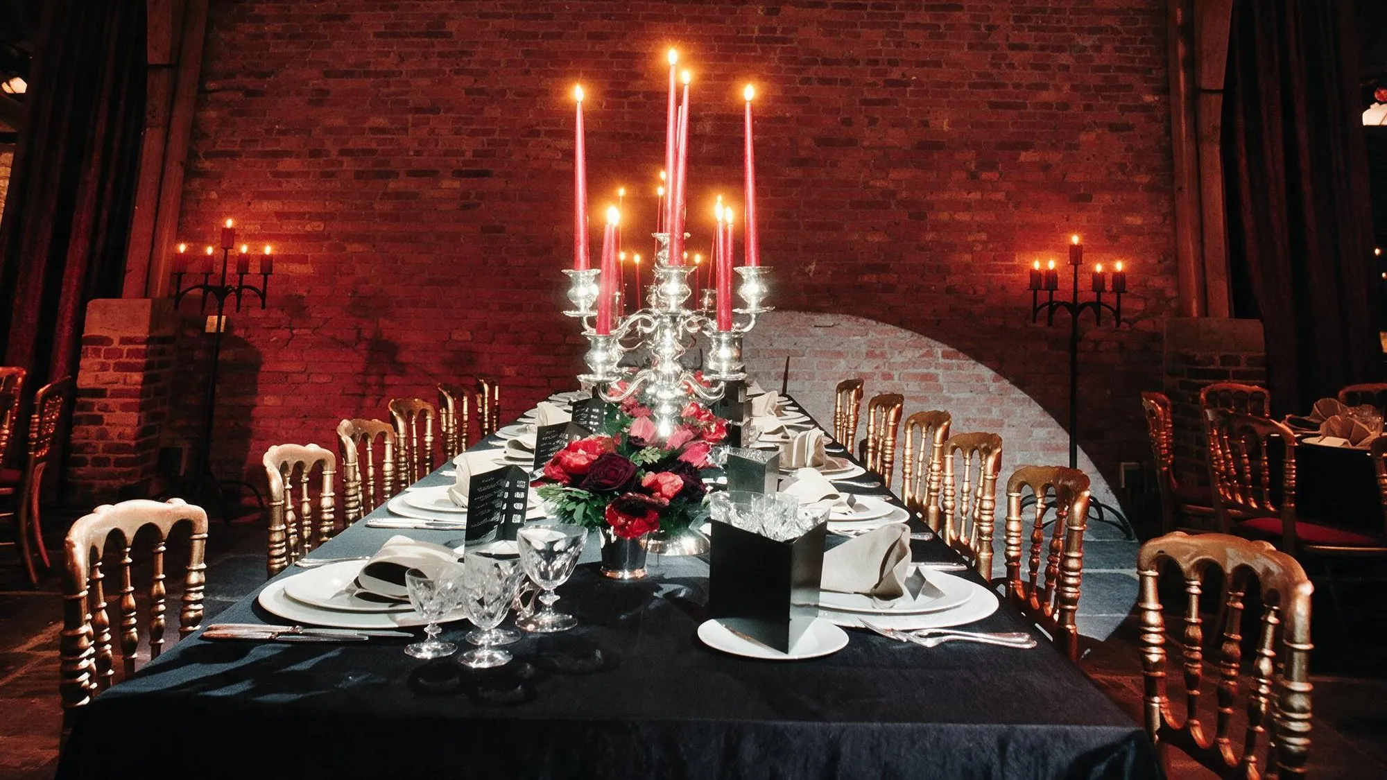 Gedekt diner bij kaarslicht in de historische feestschuur van Speghelhof in Wervik