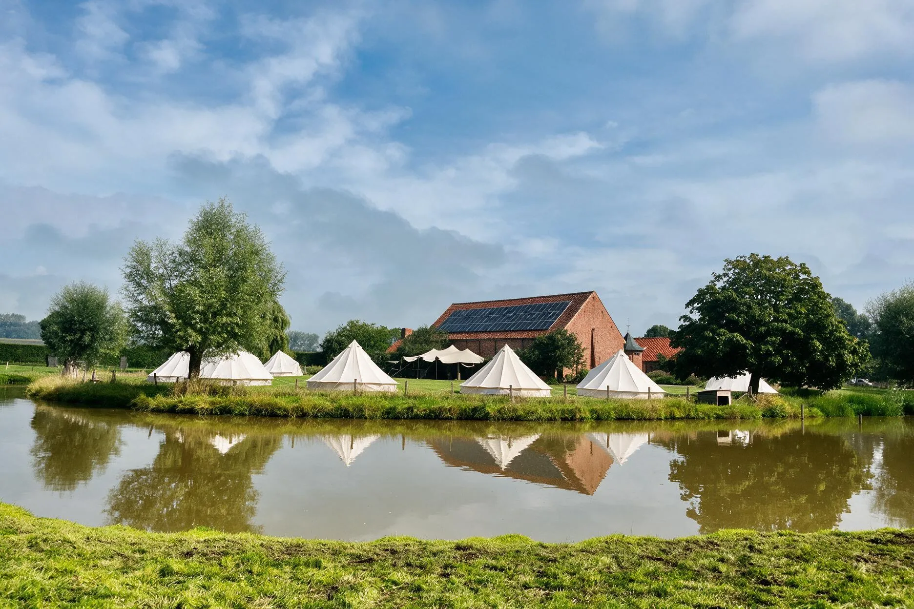 Glamping bell tents aan de vijver op het domein van Speghelhof