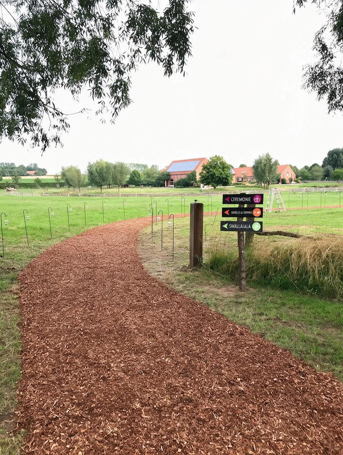 Landelijke oprit naar Speghelhof, trouwlocatie vlakbij Brugge