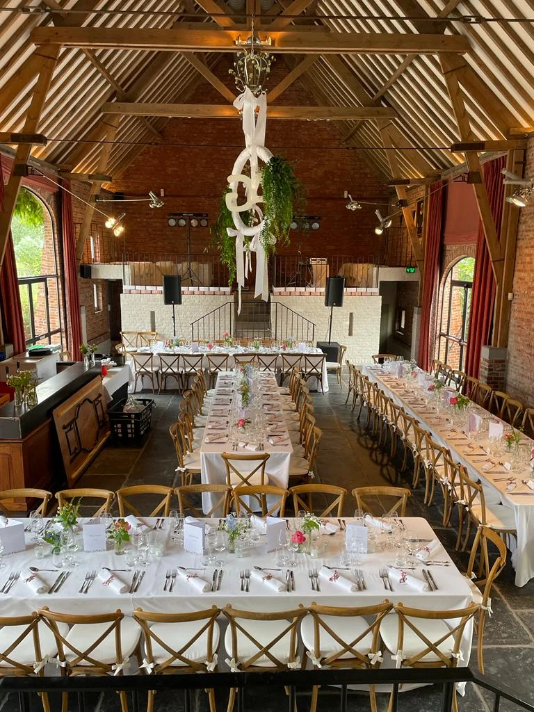 De historische schuur van Speghelhof, feestelijk gedekt voor een diner