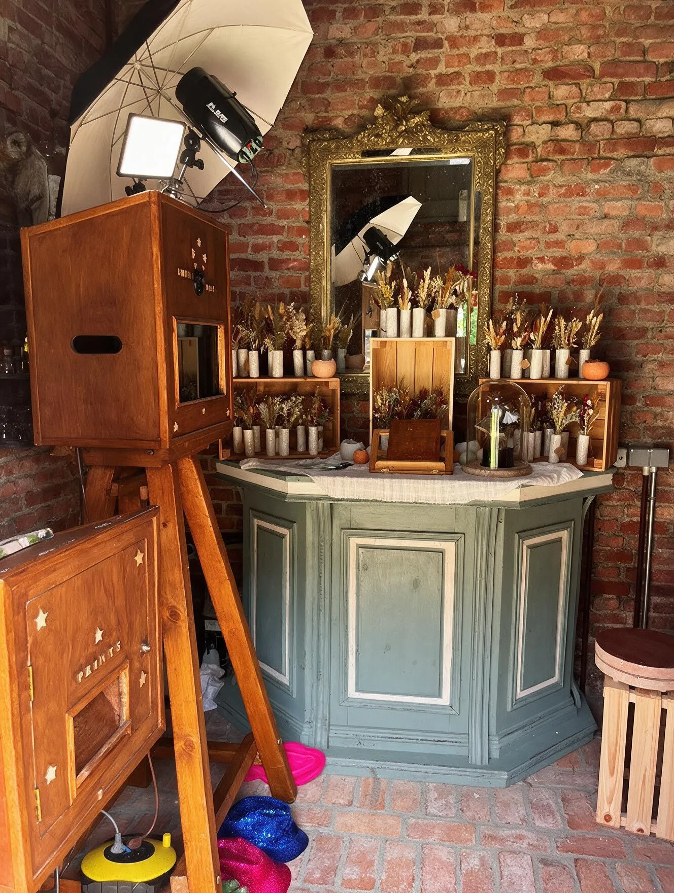 Vintage fotobooth met droogbloemen in de smidse van Speghelhof